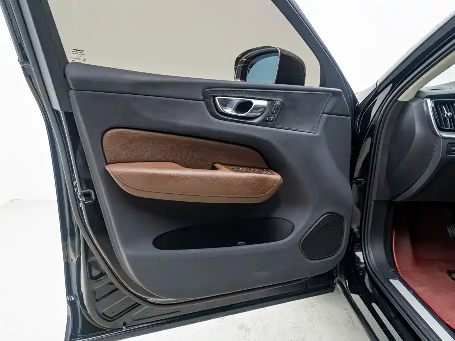 Volvo XC60 2019 — фото 13