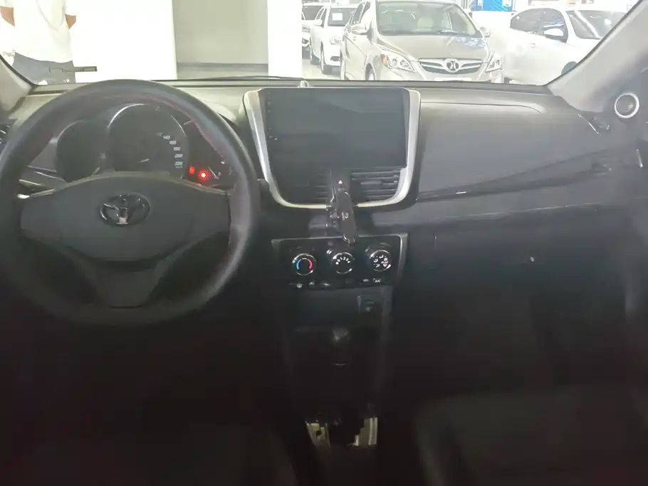 Toyota Yaris L 2020 — фото 12