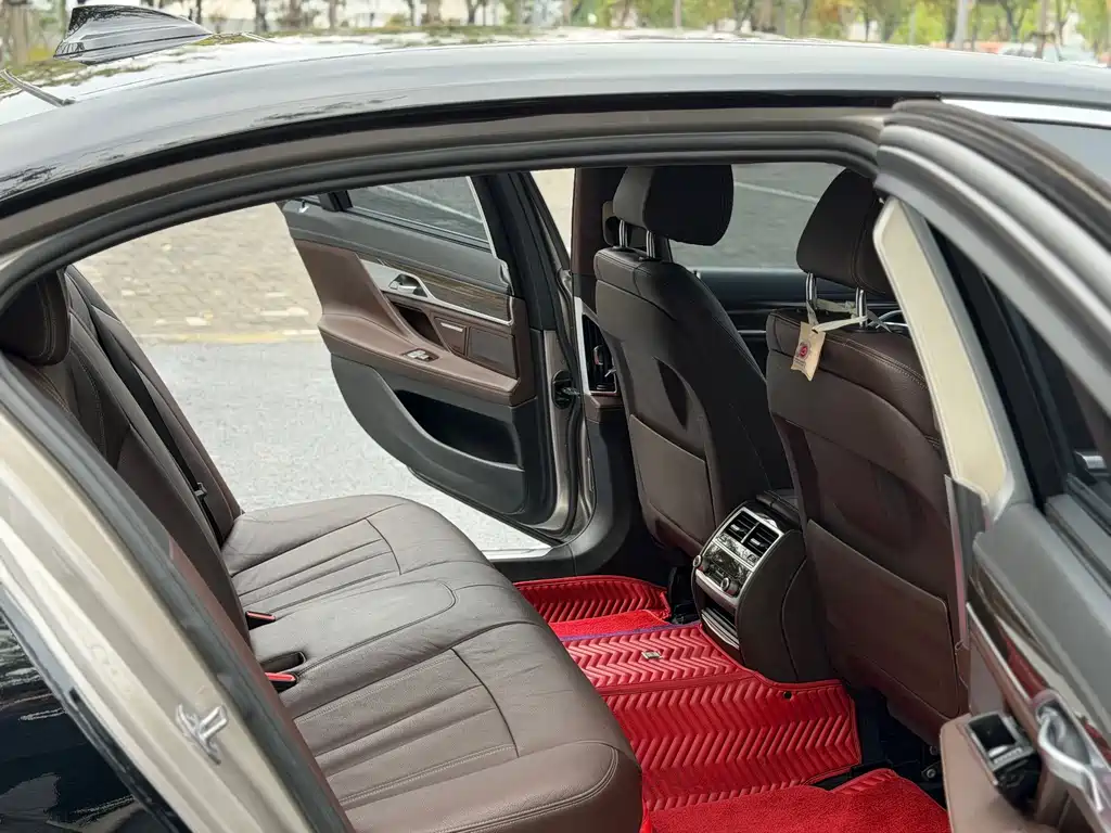 BMW 7 Series 2017 — фото 10