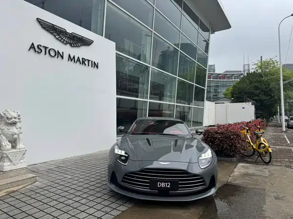 Aston Martin DB12 2025