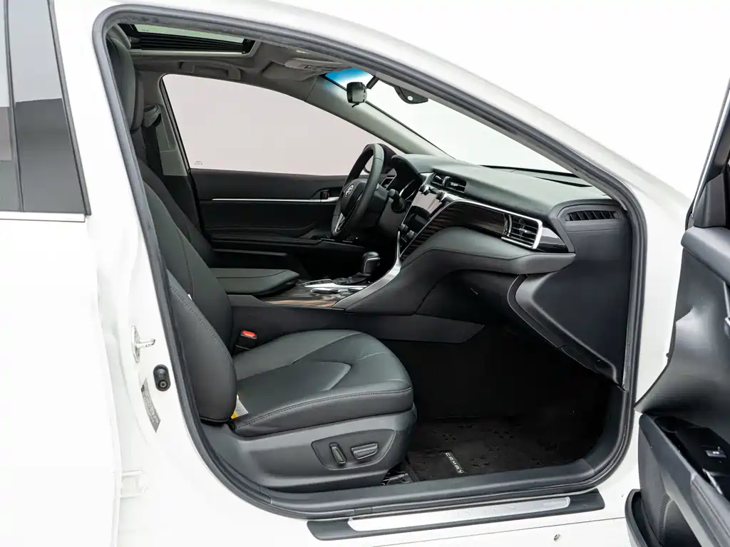 Toyota Camry 2021 — фото 11