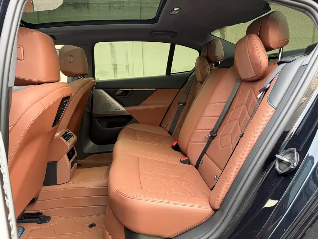 BMW 5 Series 2025 — фото 12