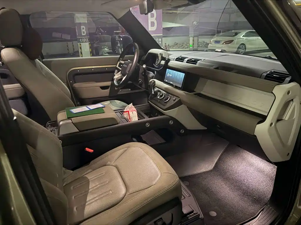 Land Rover Defender 2021