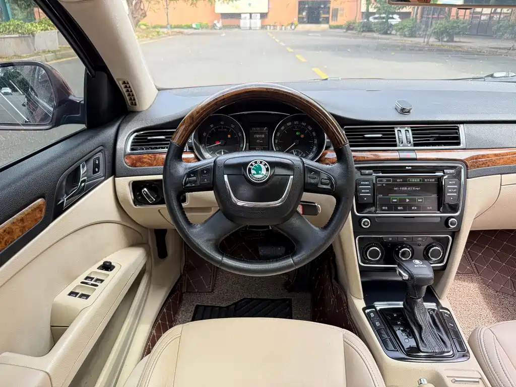 Skoda Superb 2012 — фото 15