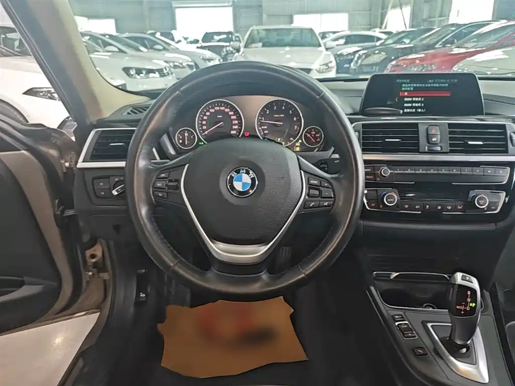 BMW 3 Series 2018 — фото 11
