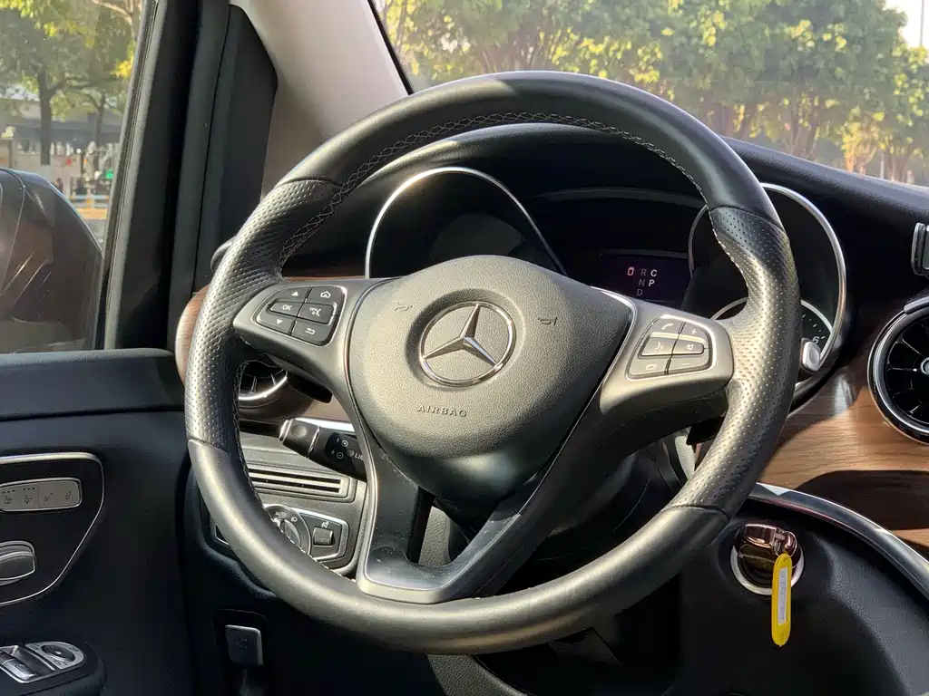 Mercedes-Benz V-Class 2022 — фото 20