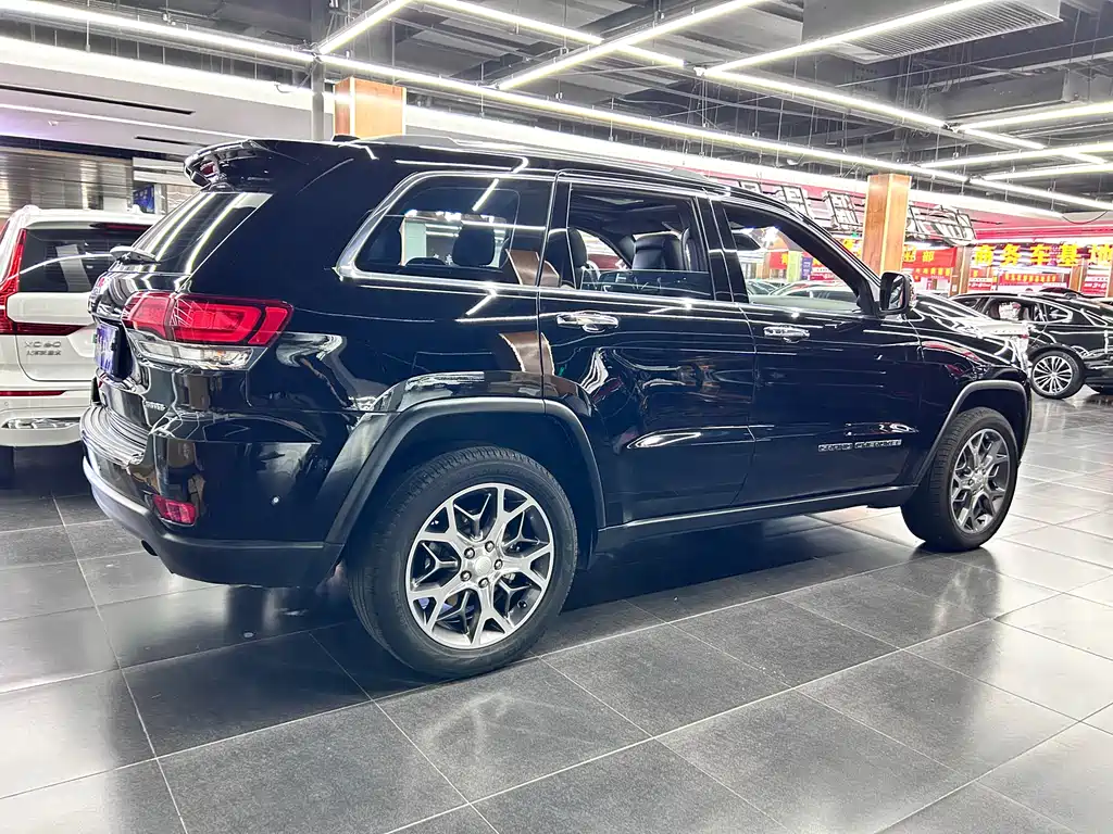 Jeep Grand Cherokee 2022 — фото 3