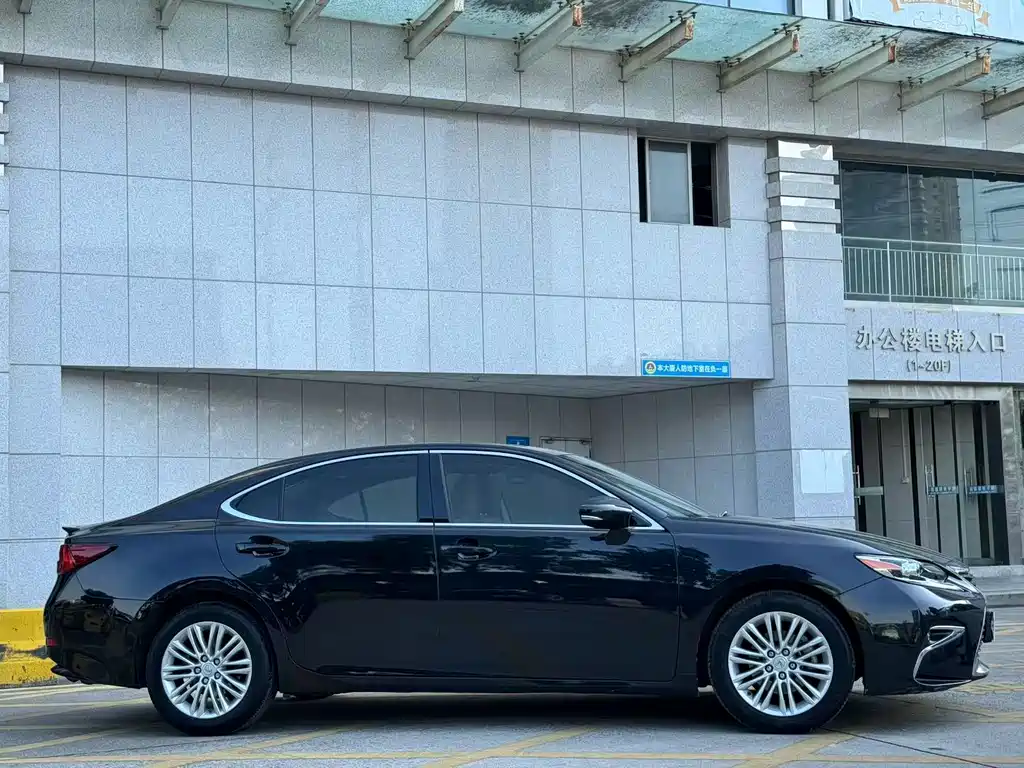 Lexus ES 2015 — фото 9
