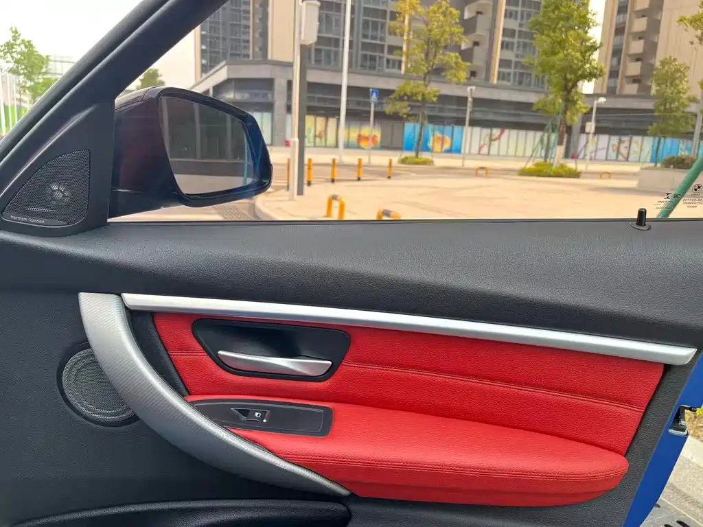 BMW 3 Series 2018 — фото 13