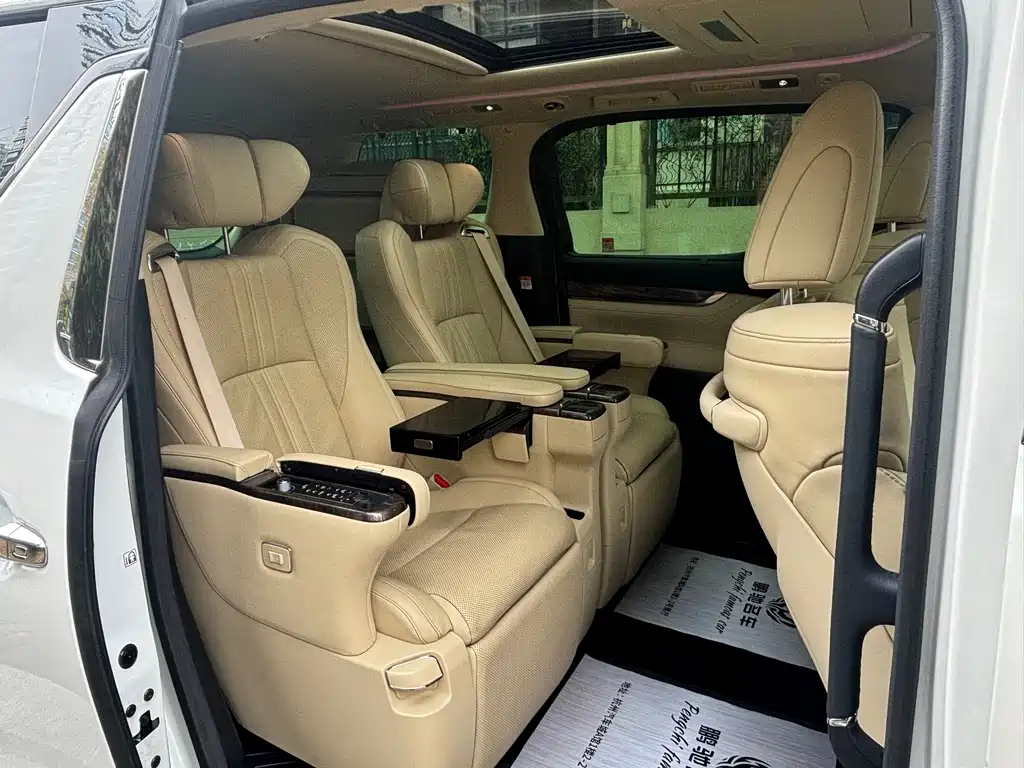 Toyota Alphard 2023 — фото 8
