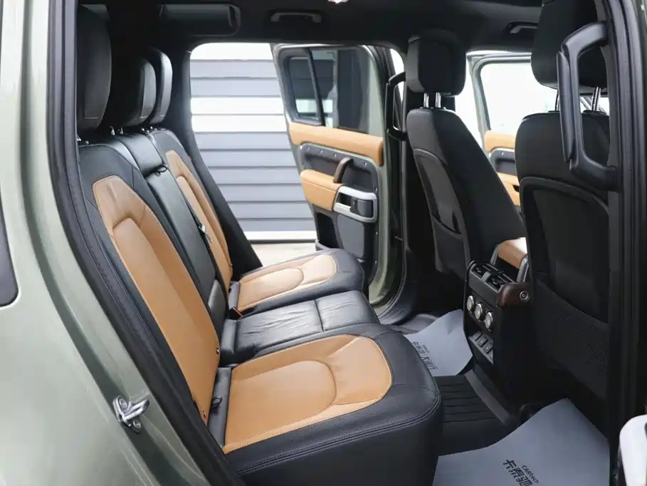 Land Rover Defender 2024 — фото 32