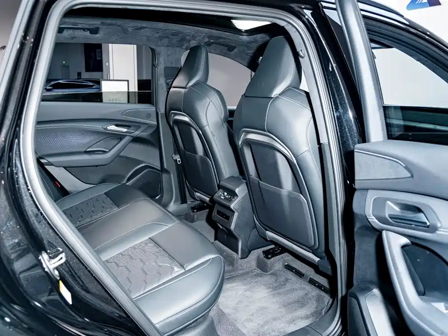 Audi Q6L e-tron 2025 — фото 24
