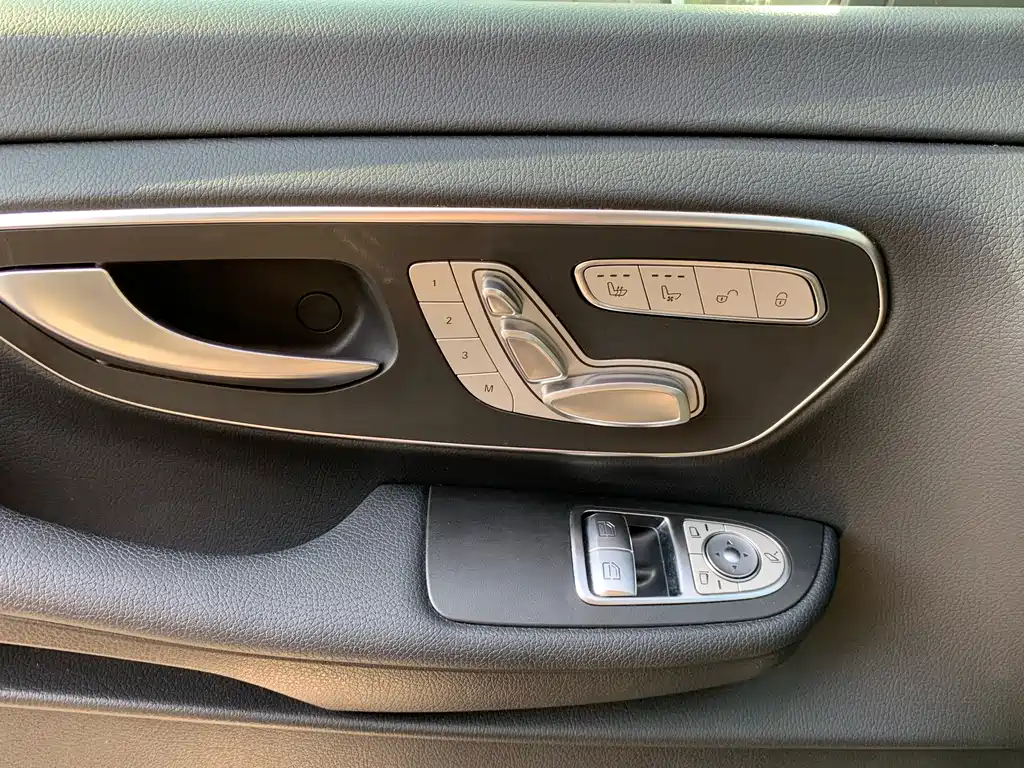 Mercedes-Benz V-Class 2022 — фото 22