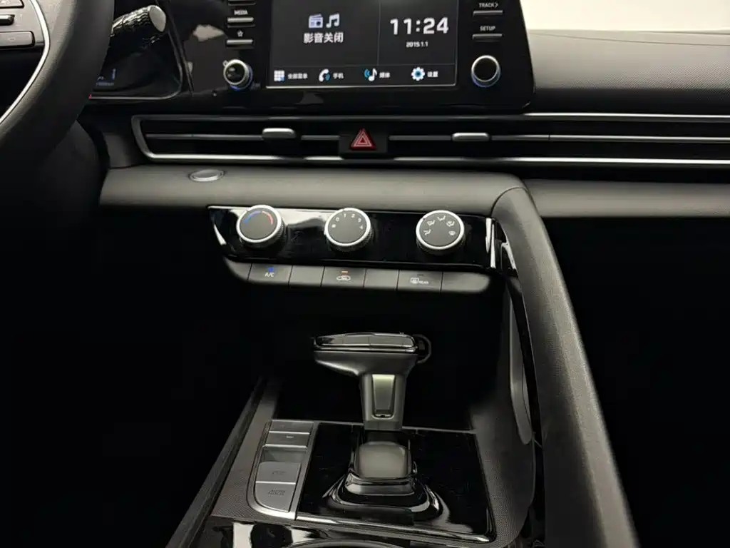 Hyundai Elantra 2023 — фото 19