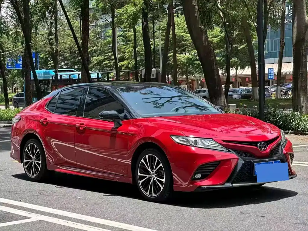 Toyota Camry 2020 — фото 1