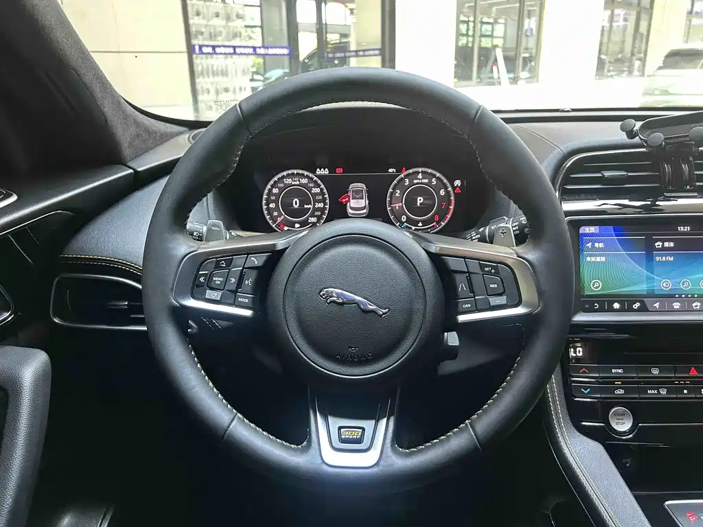 Jaguar F-PACE 2021 — фото 10