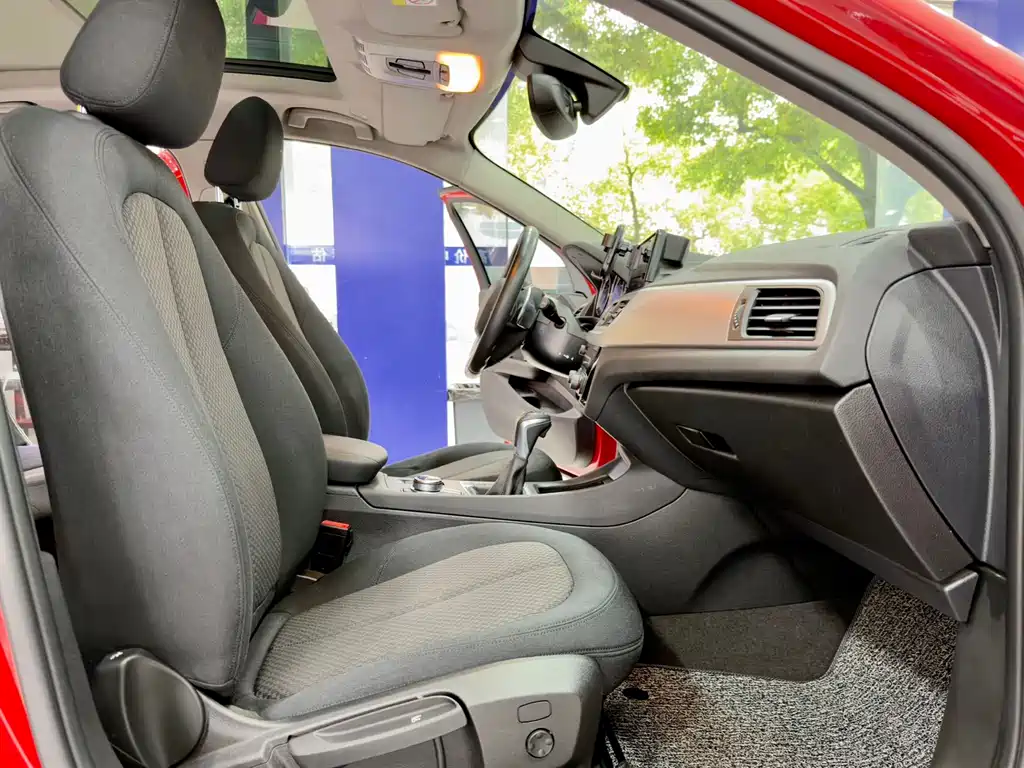BMW 1 Series 2018 — фото 13