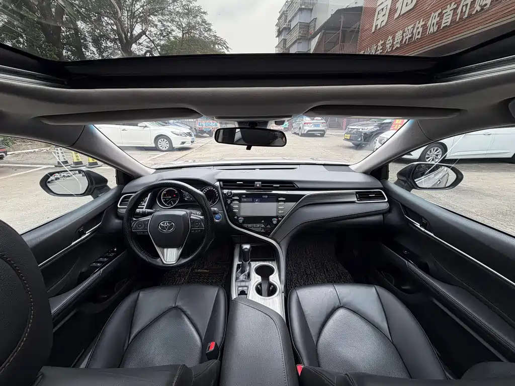 Toyota Camry 2018 — фото 10