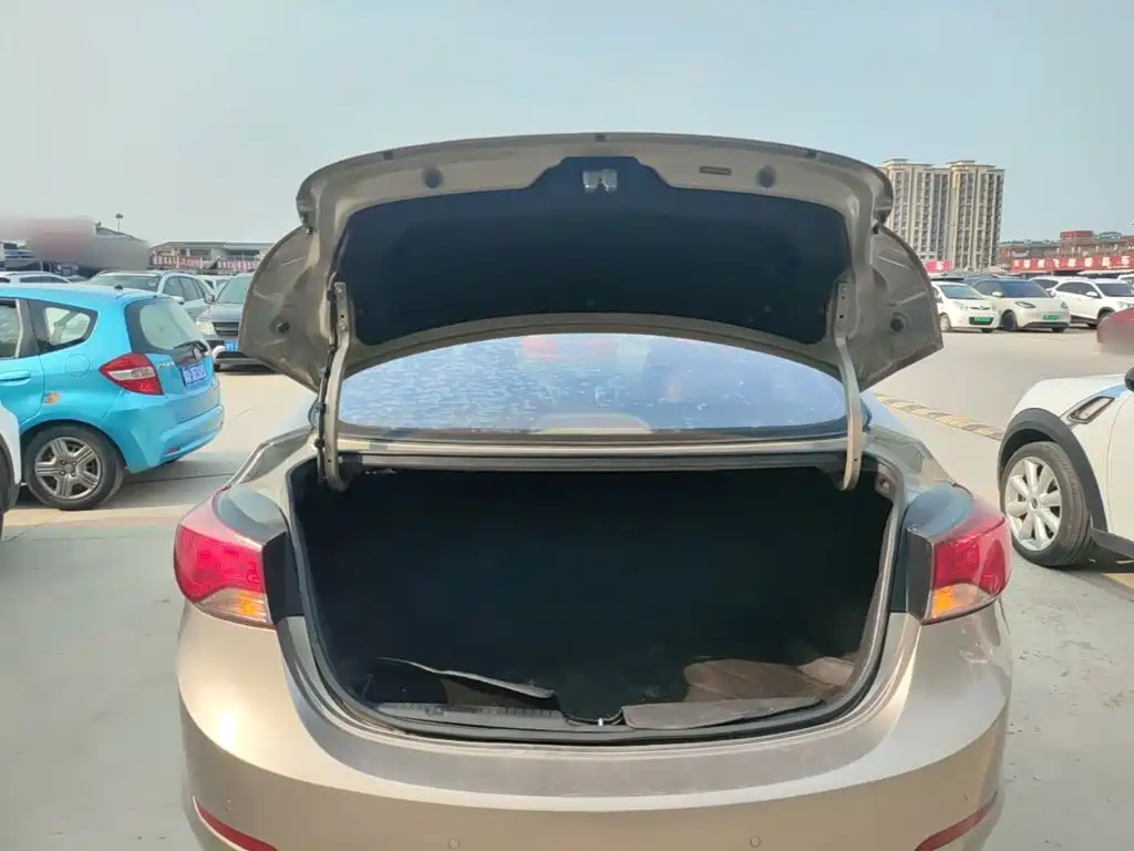 Hyundai Elantra 2017 — фото 15
