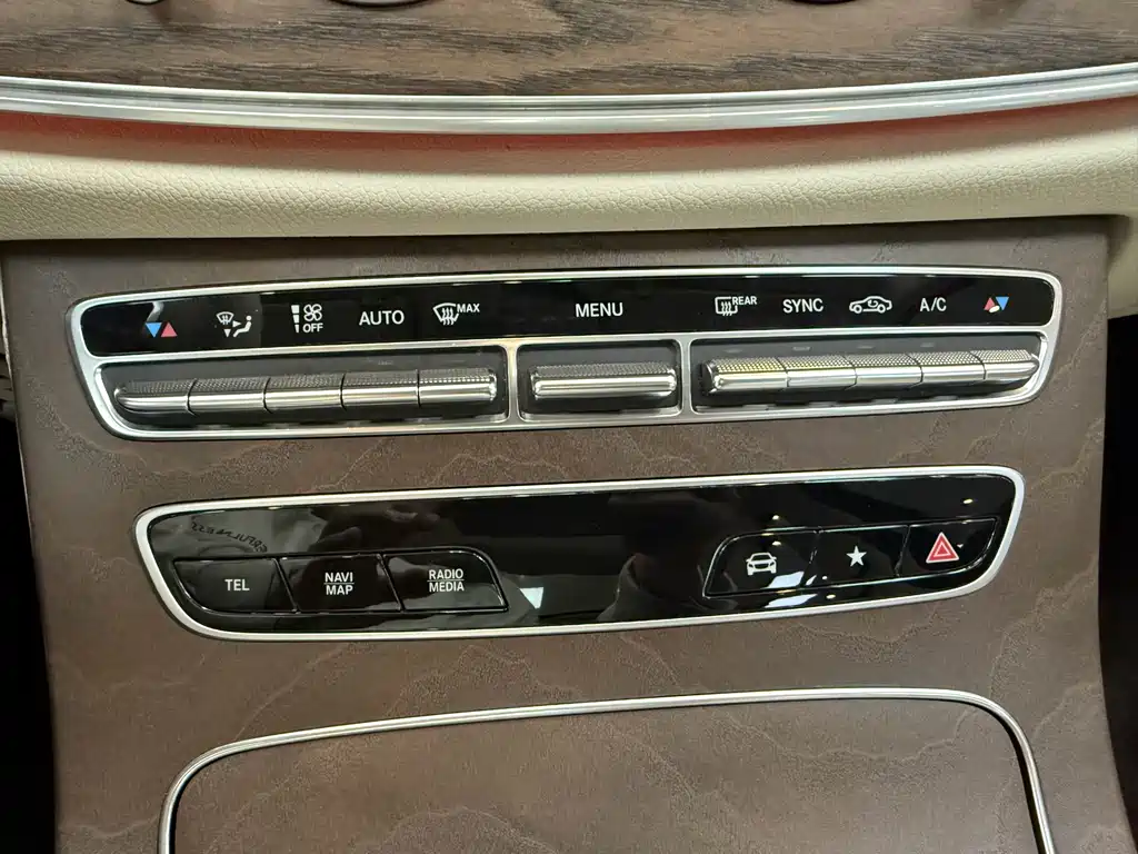Mercedes-Benz E-Class 2023 — фото 6