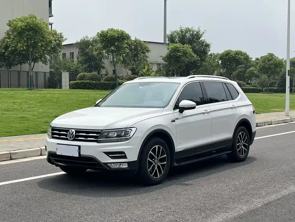 Volkswagen Tiguan L 2018 — фото 1
