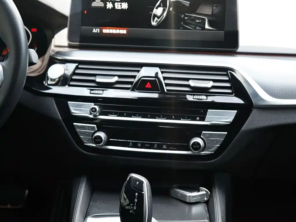 BMW 5 Series 2022 — фото 16