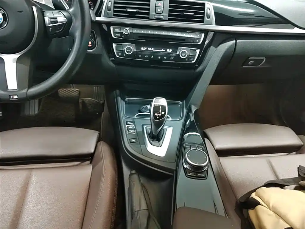 BMW 3 Series 2018 — фото 14