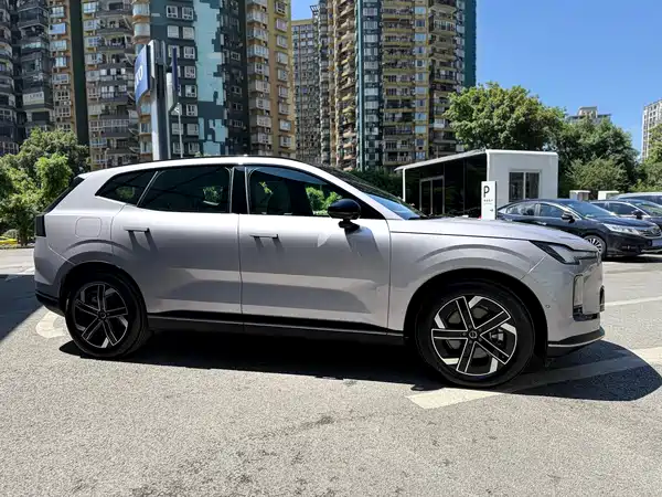 Volvo XC70 Plug-In Hybrid 2025