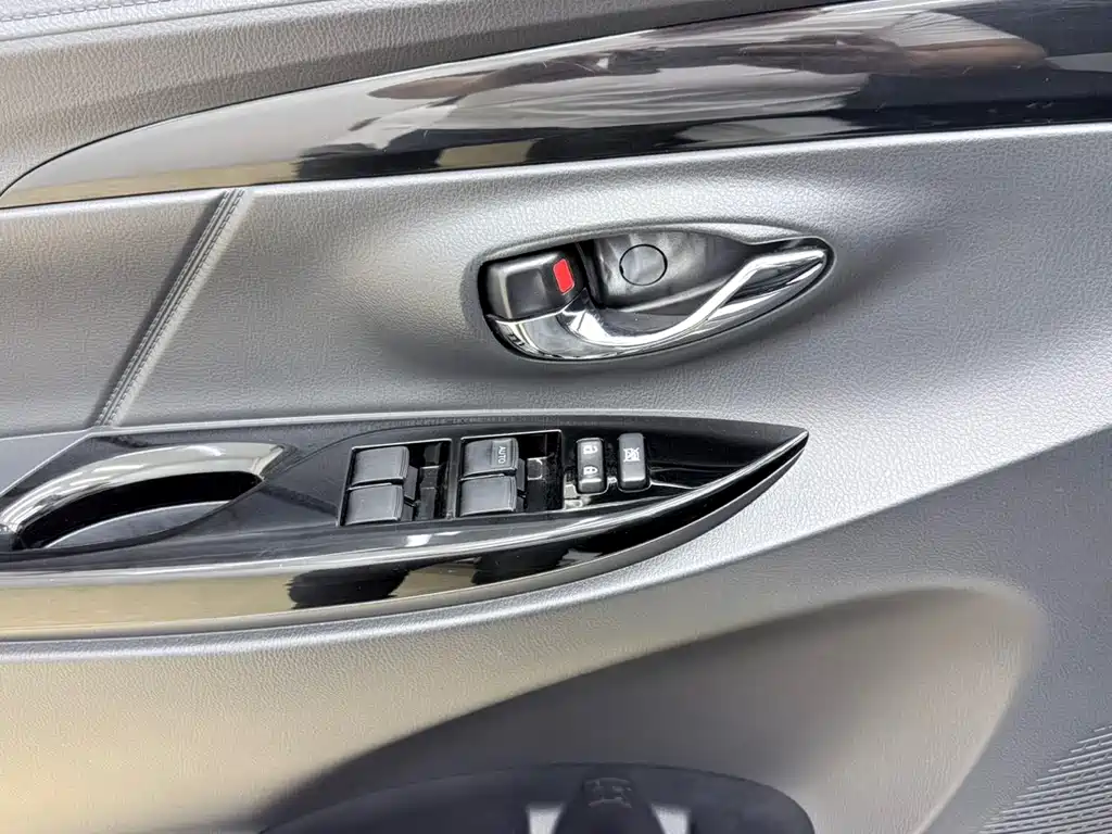 Toyota Yaris L 2022 — фото 10