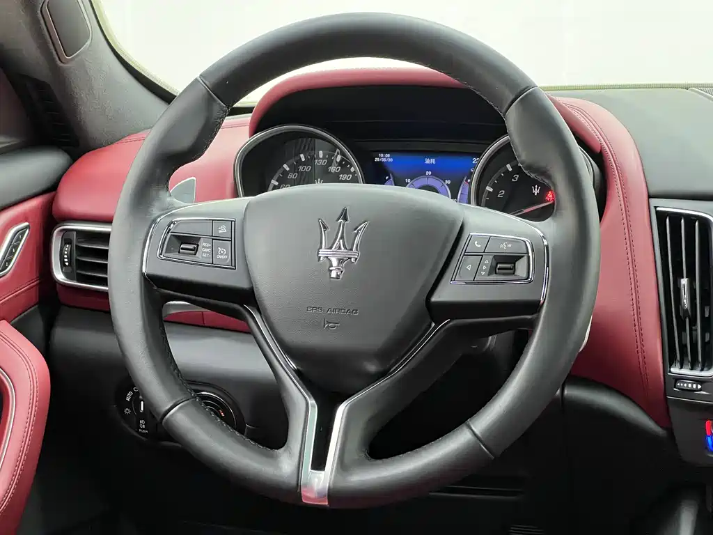 Maserati Levante 2017 — фото 19