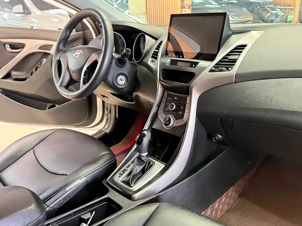 Hyundai Elantra Langdong 2018 — фото 10