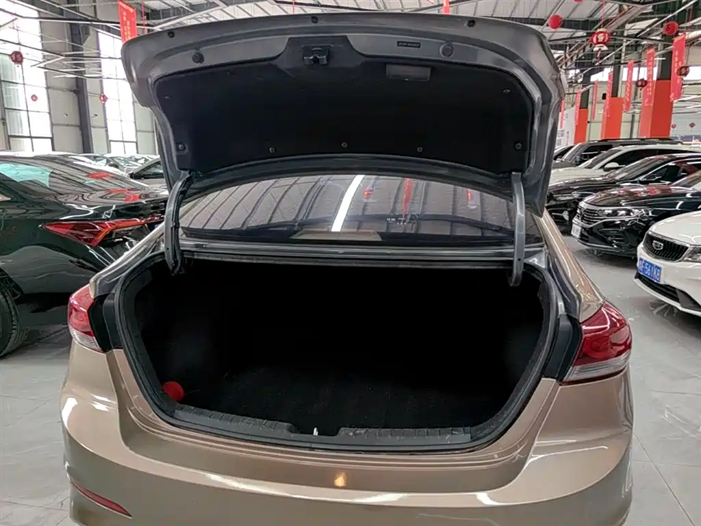Hyundai Elantra 2016 — фото 19