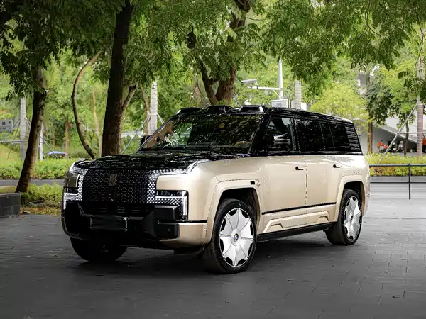 Yangwang U8 L 2025