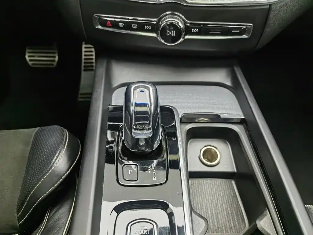 Volvo XC60 PHEV 2019 — фото 13