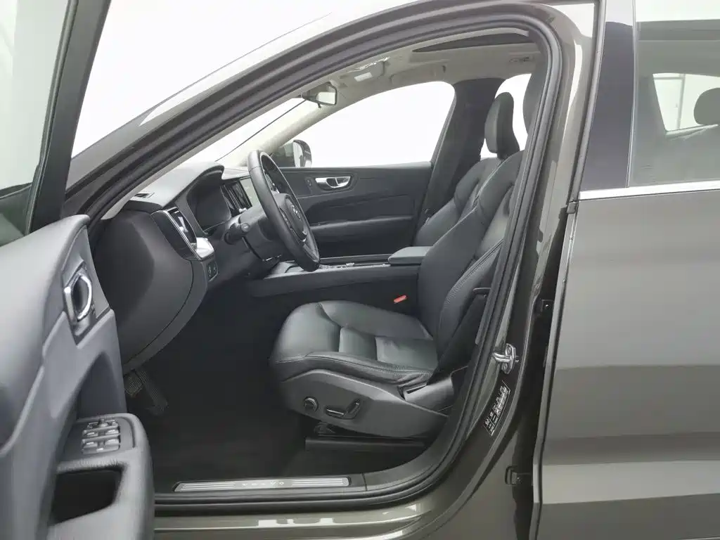 Volvo XC60 2018 — фото 10
