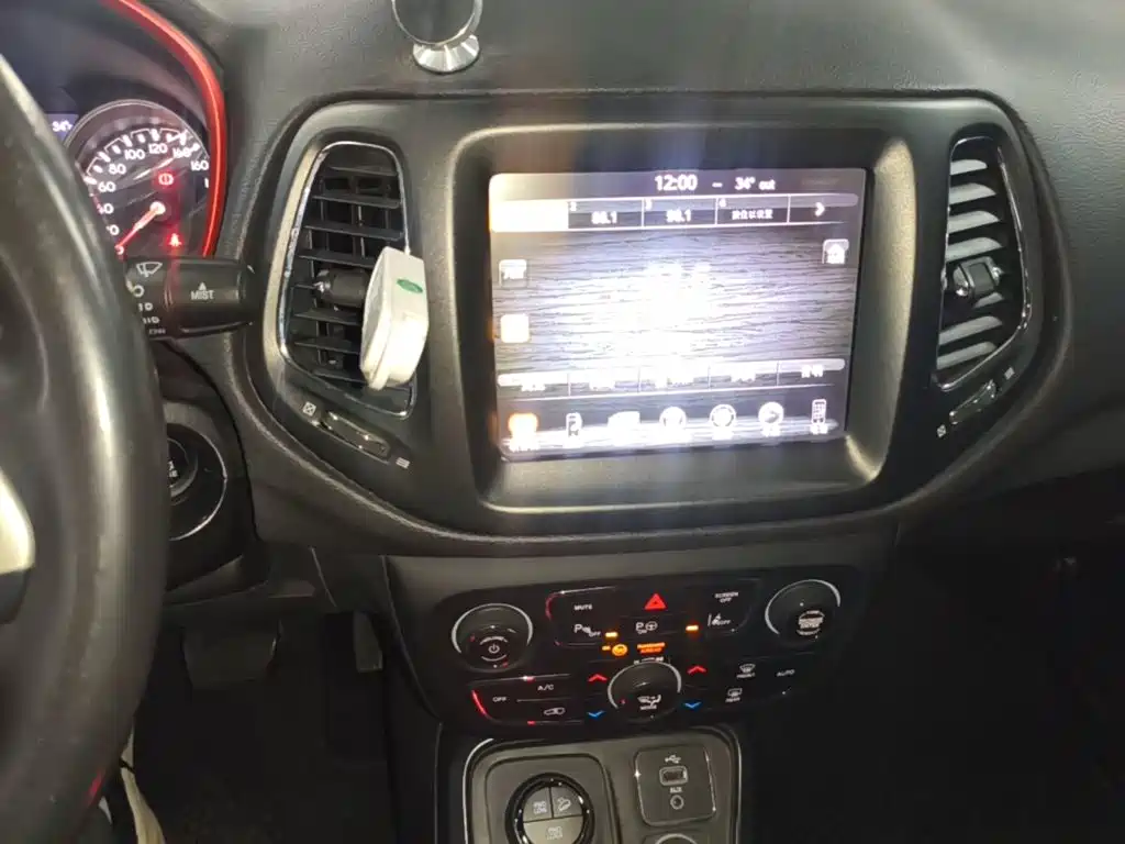 Jeep Compass 2018 — фото 13