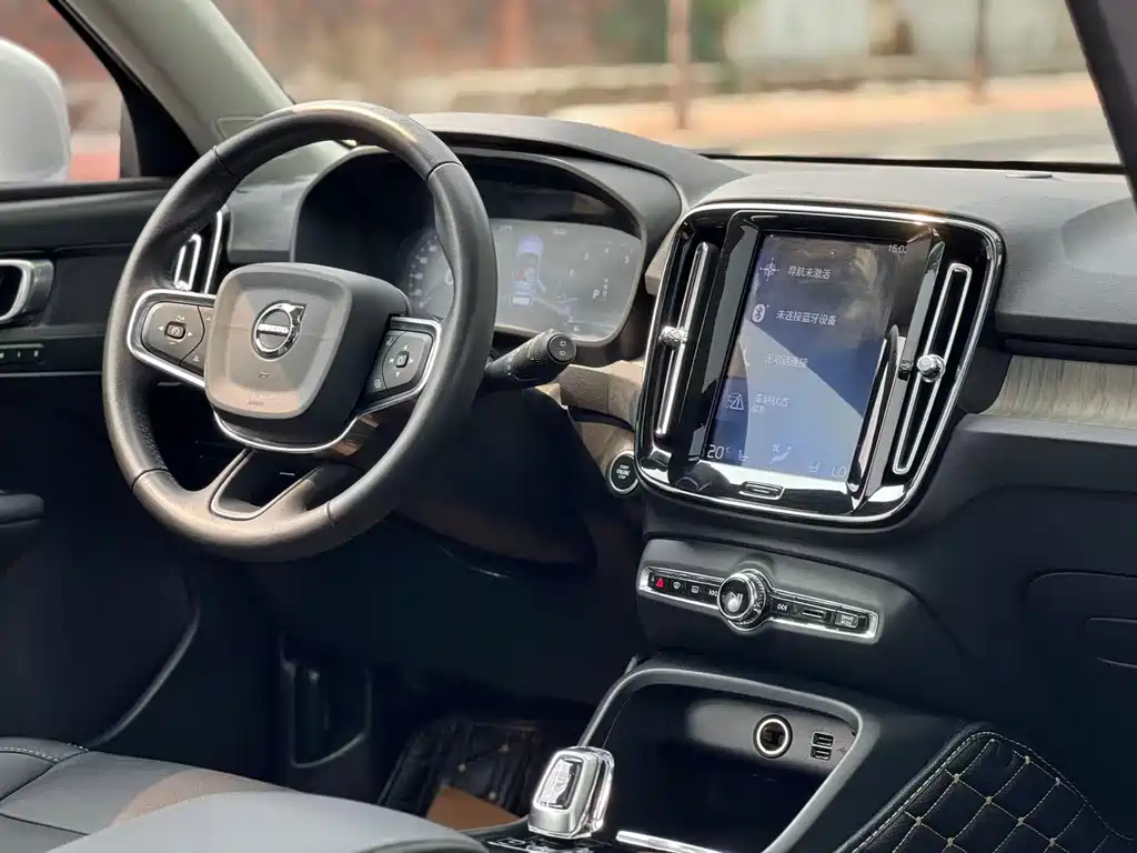 Volvo XC40 2019 — фото 8