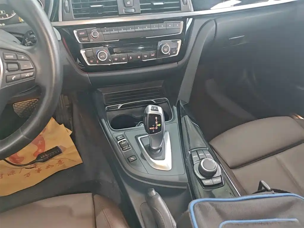 BMW 3 Series 2018 — фото 14