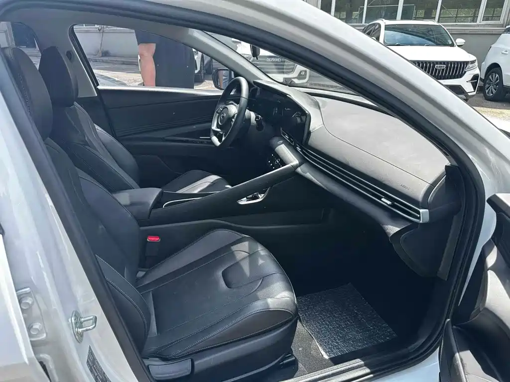 Hyundai Elantra 2023 — фото 18