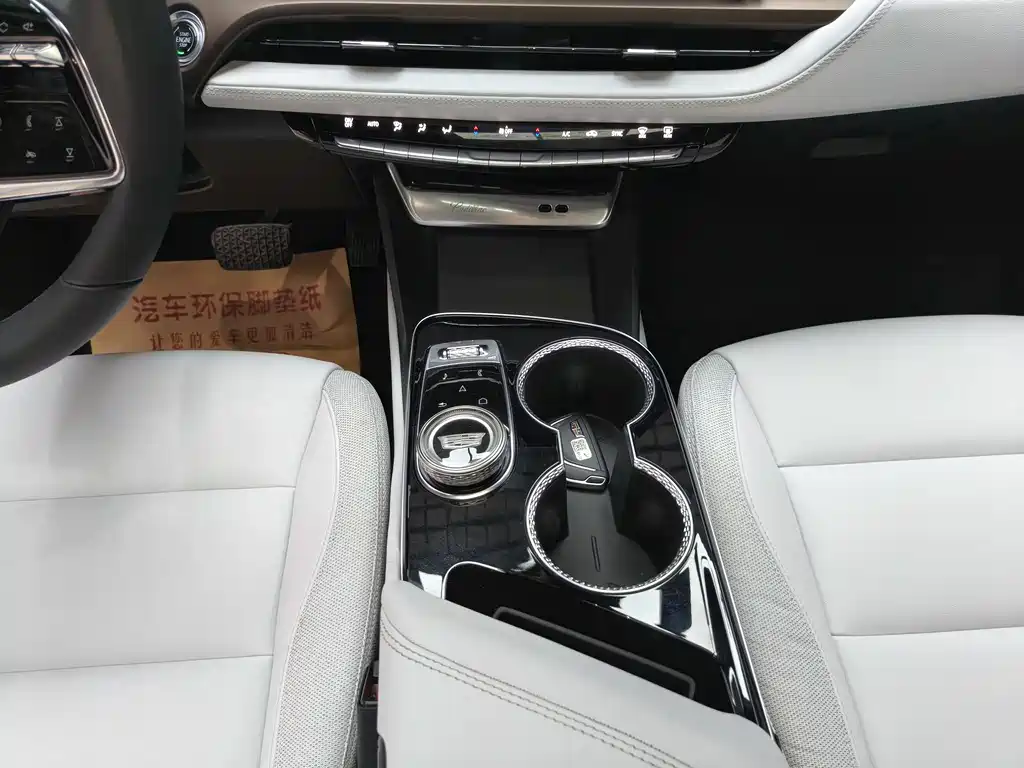 Cadillac GT4 2025 — фото 15
