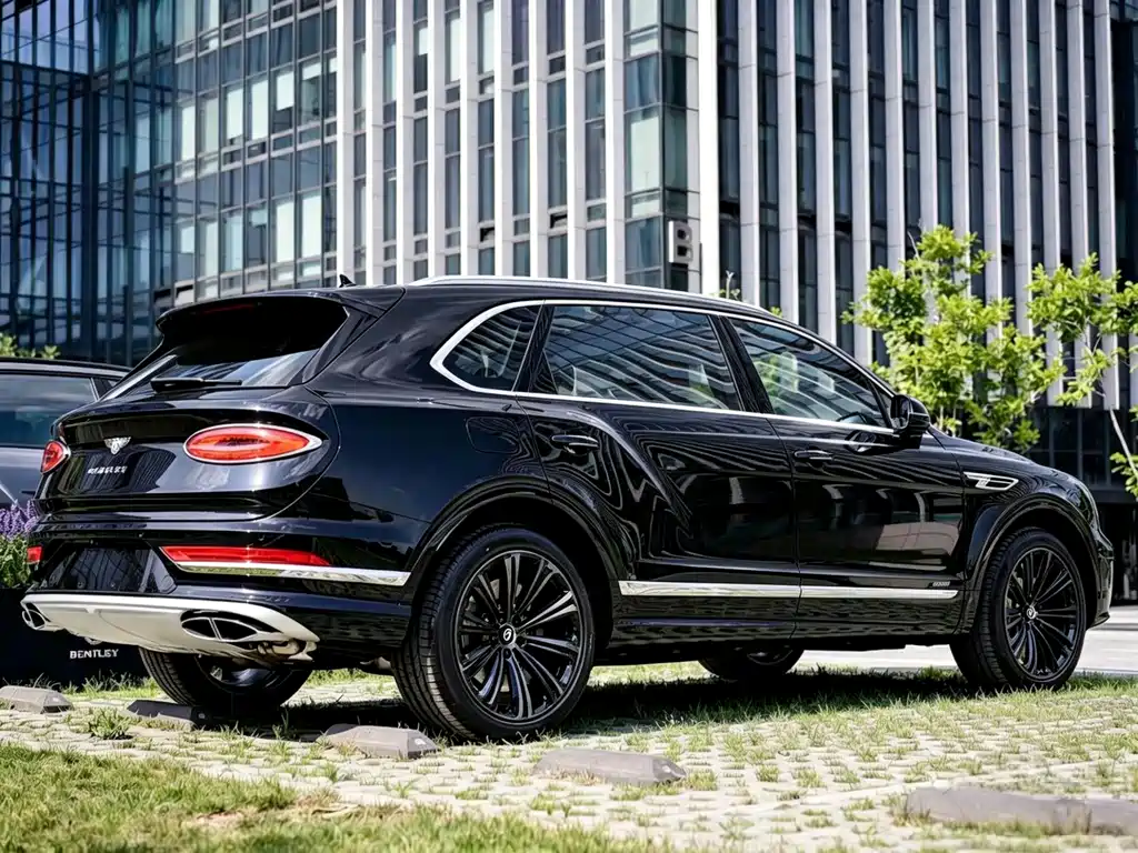 Bentley Bentayga 2023 — фото 14