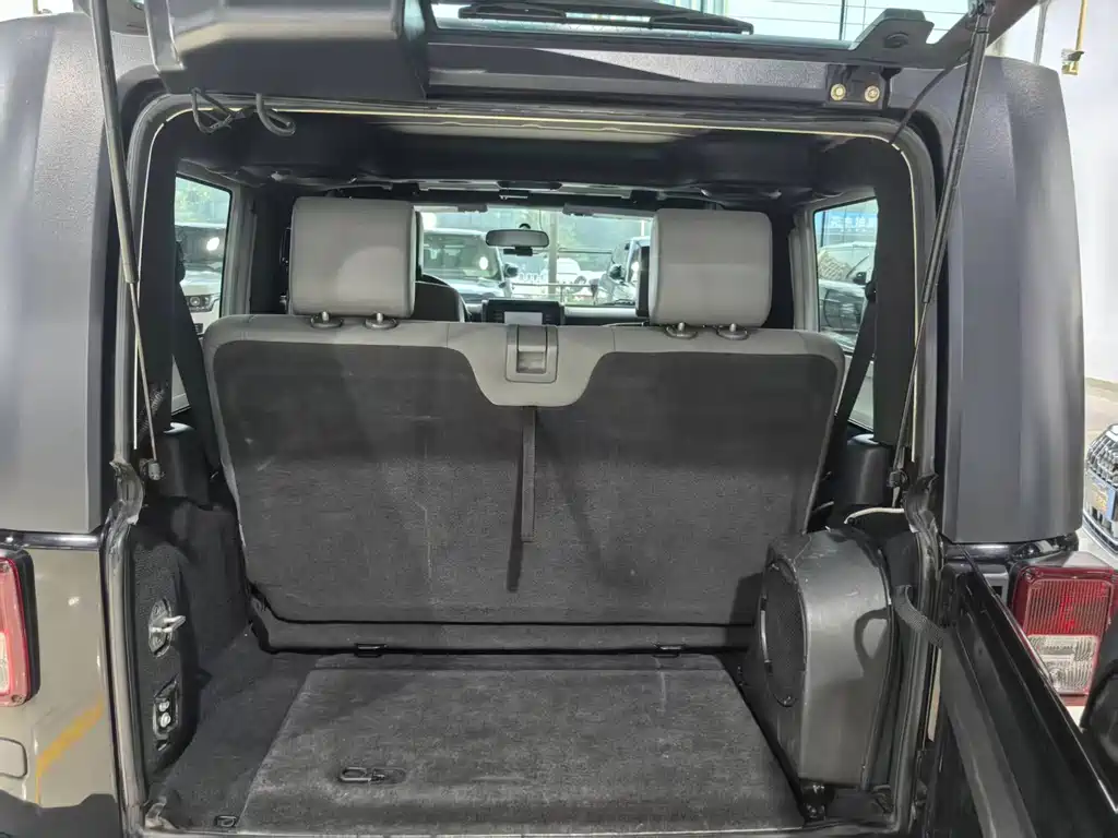 Jeep Wrangler 2010 — фото 10