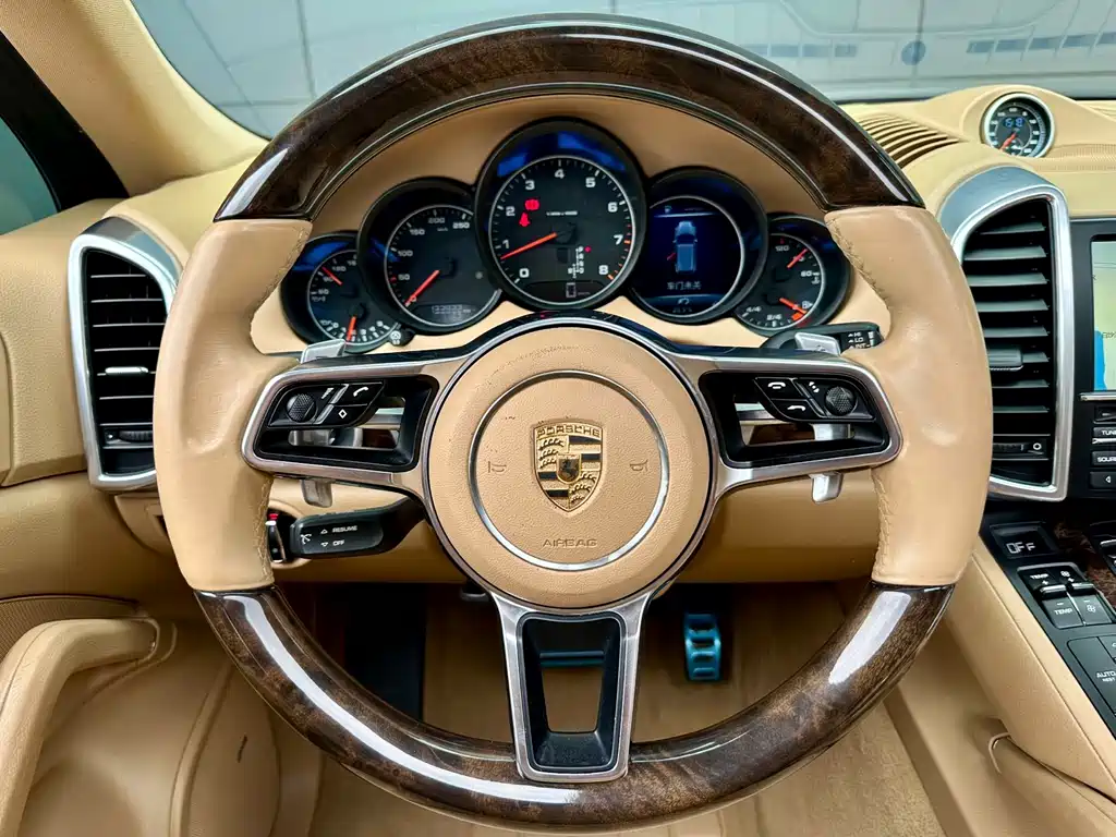 Porsche Cayenne 2015 — фото 18