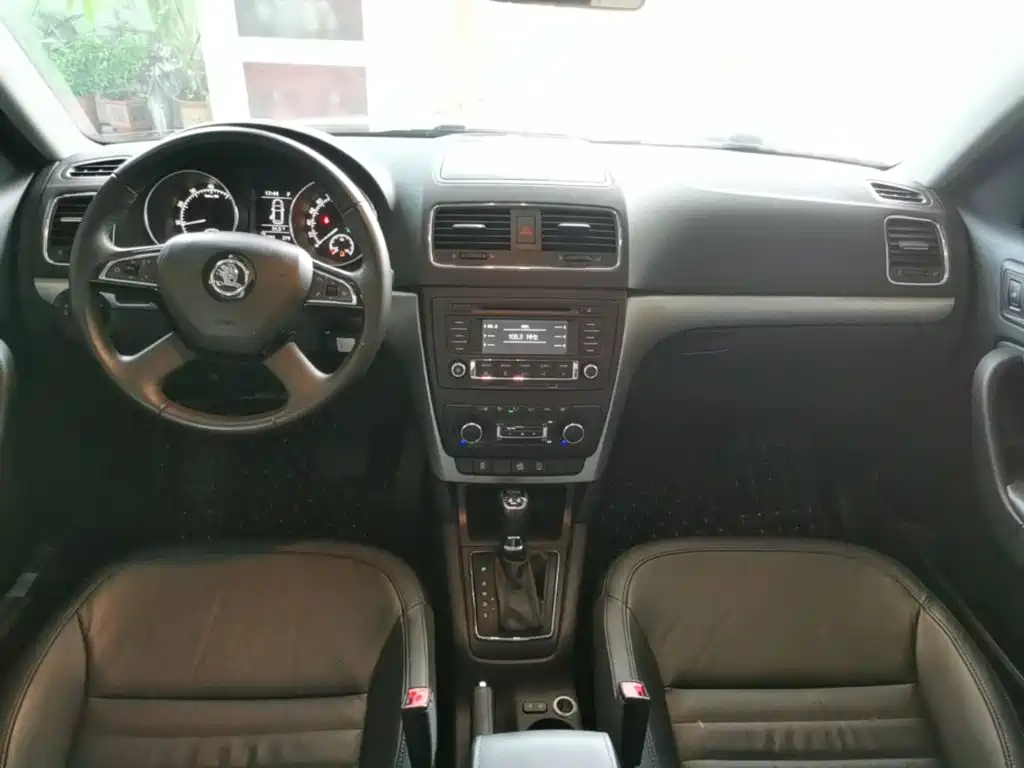 Skoda Yeti 2015 — фото 10
