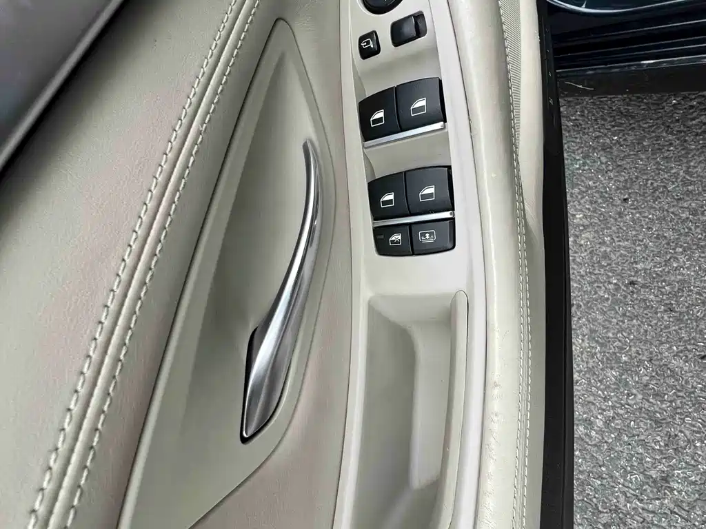 BMW 5 Series 2011 — фото 19