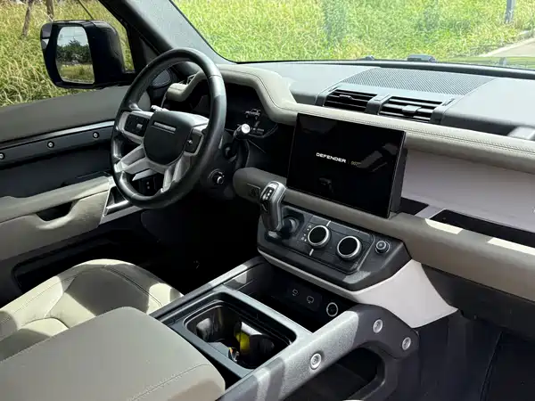 Land Rover Defender 2023