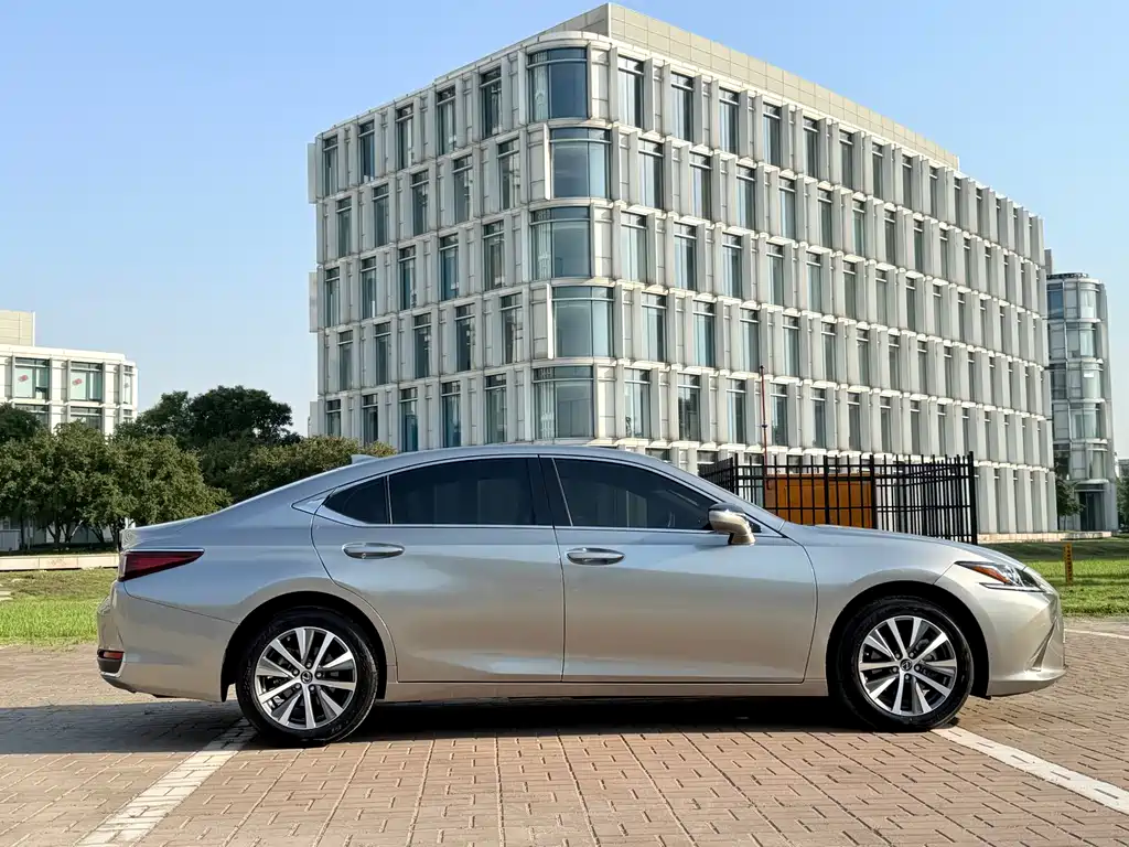 Lexus ES 2021 — фото 10