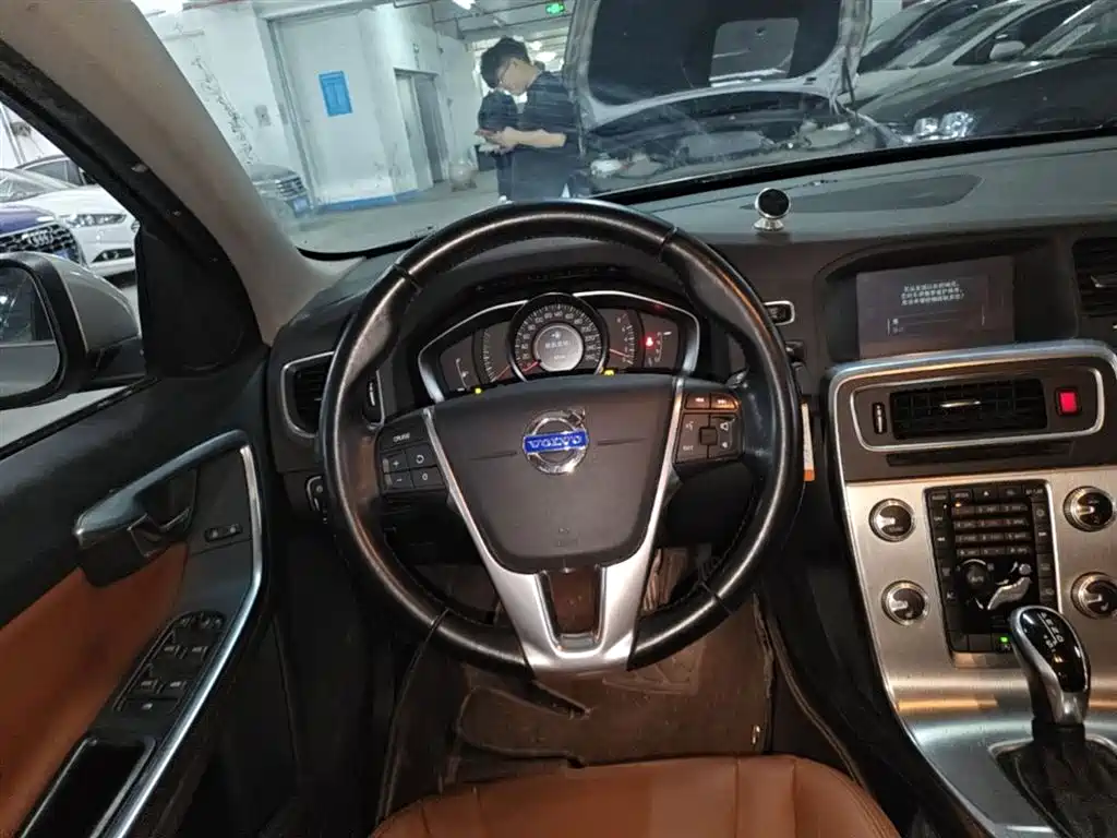 Volvo S60 2015 — фото 11