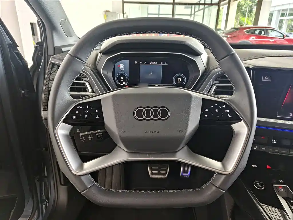 Audi Q4 e-tron 2025 — фото 11