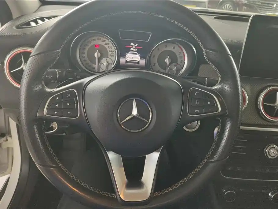 Mercedes-Benz GLA 2017 — фото 15